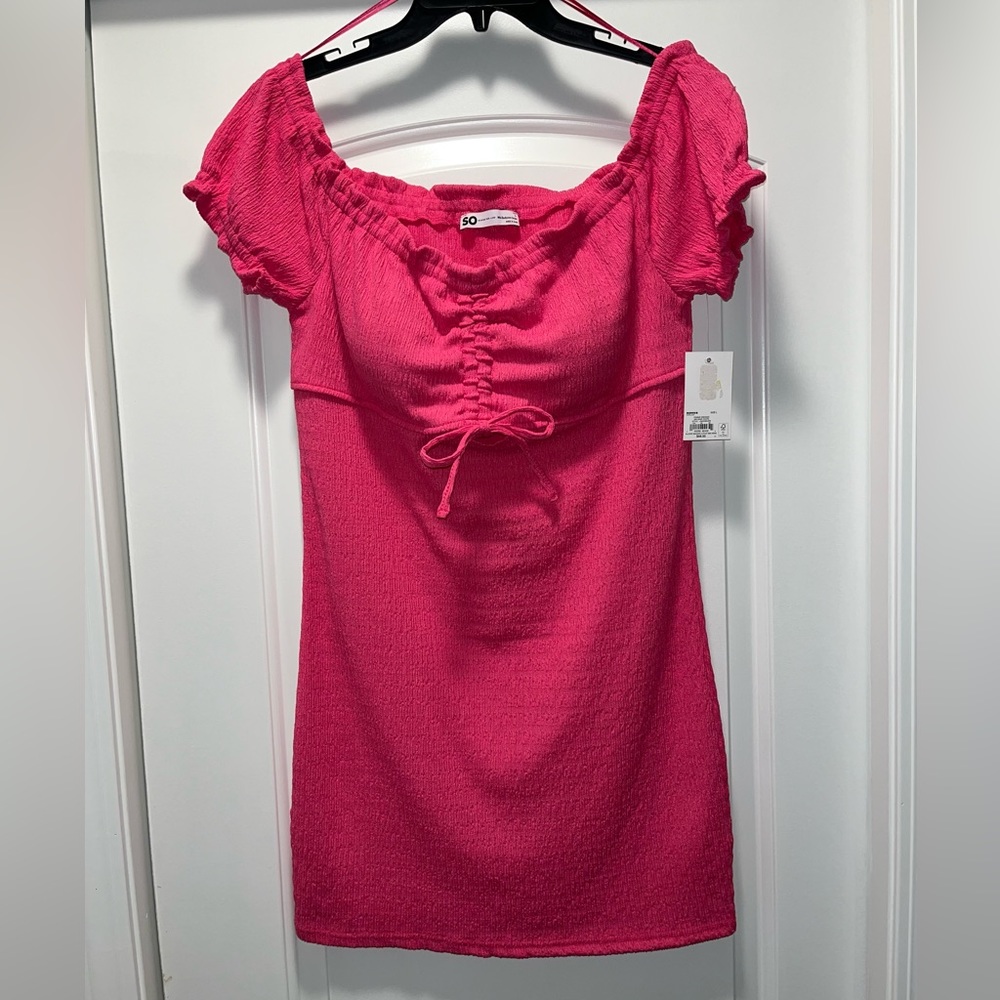 SO, NWT mini bodycon dress w/ cap sleeves. Keyhole, unremovable pads. Size L